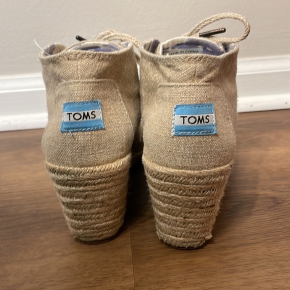 Tom’s Tan Booties with wedge heel. - Picture 3 of 4